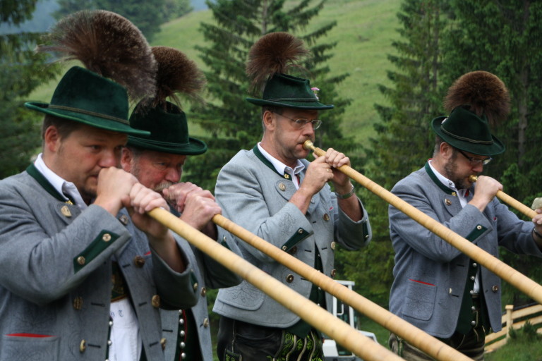 Alphornbläser als Live-Musik für Feiern im Almbad Huberspitz