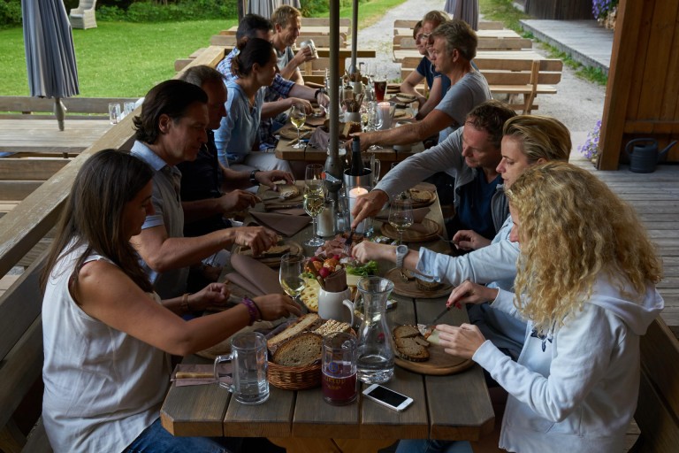 Gedeckter Tisch zum gemeinsamen Abendessen auf der Terrasse des Almbad Huberspitz