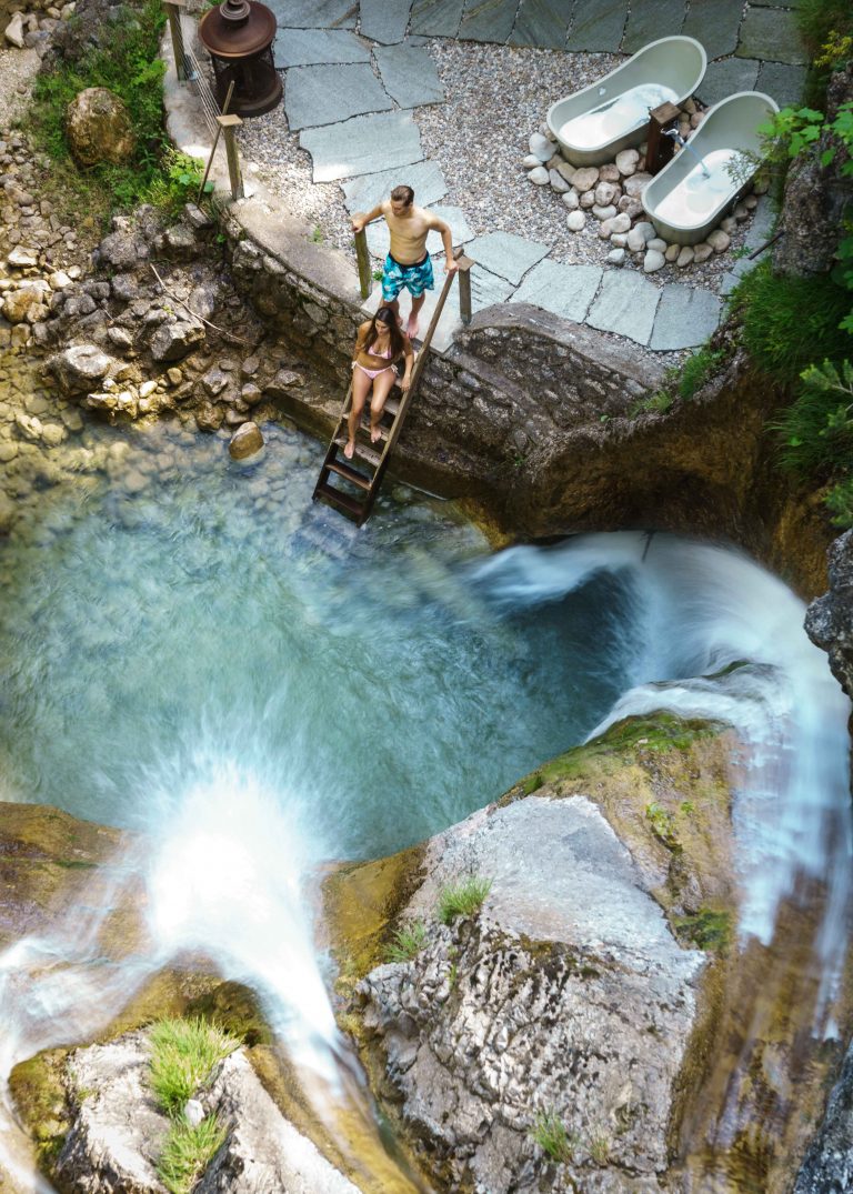 Paar-Badetag im Dorfbad - im Gumpen Tauchbecken am Wasserfall