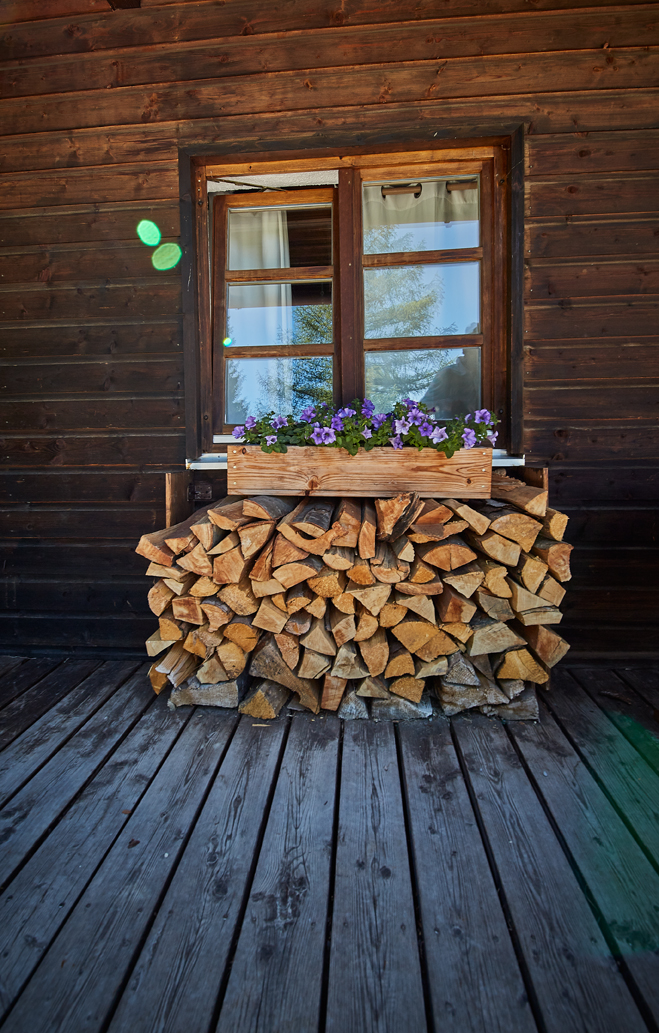 Unser Holz vor der Hütte - als Basis für die Blumendekoration