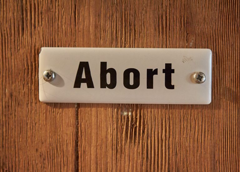 Schild auf WC mit der gut bayrischen Aufschrift: Abort