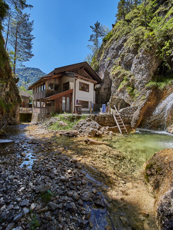 Das Dorfbad Tannermühl mit Gumpen Tauchbecken am Wasserfall