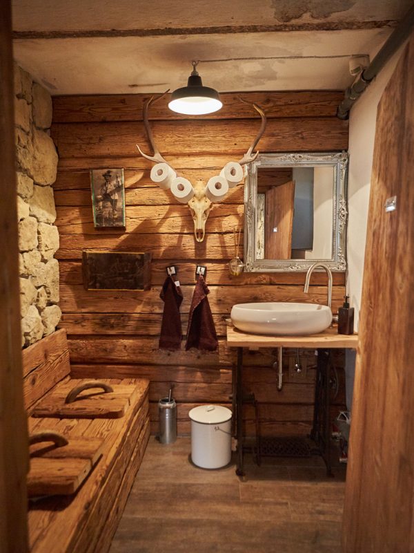 Das Style-WC des Dorfbad Tannermühl im Stile eines alten Bauernbades