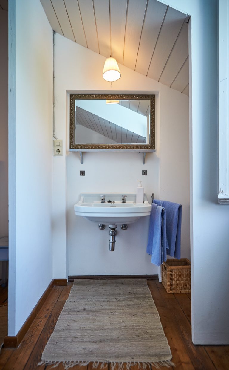 Waschbecken und Spiegel im Gästezimmer des Almbad Sillberghaus