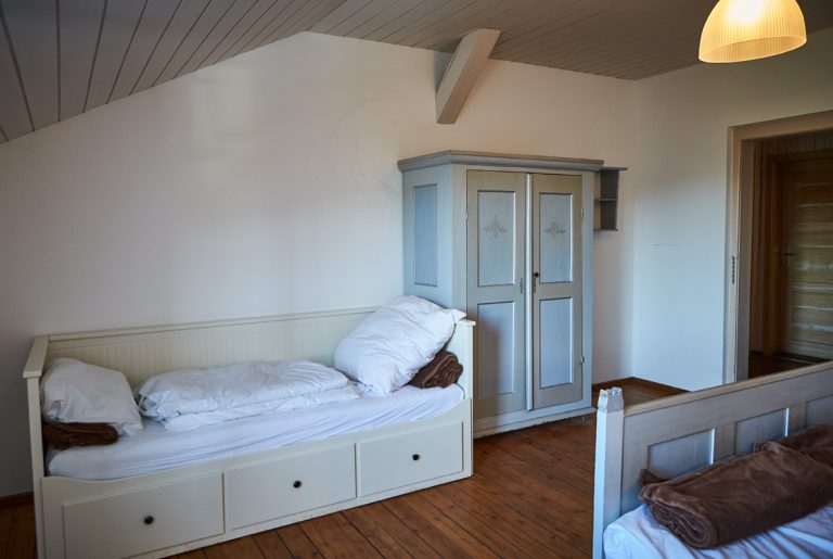Die Almsuite ist zusätzlich mit einem Einzelbett ausgestattet (Foto: Daniel Roos Fotografie)