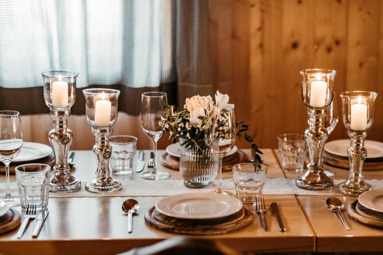 Tischdeko Klassik mit Kerzenständer für den Hochzeitstisch