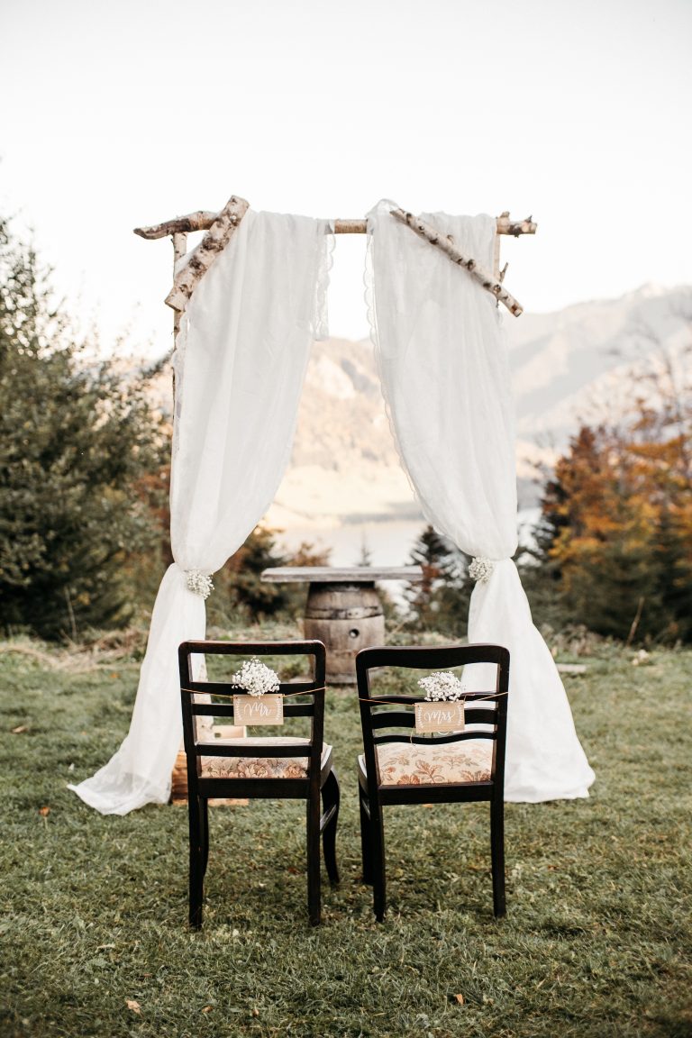 Traubogen mit Vorhang auf der Almwiese, Stühle für das Brautpaar, im Hintergrund Panoramablick auf Schliersee mit Berge