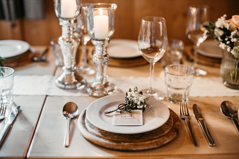 Romantisches Abendessen bei Kerzenschein - Kerzenständer als Teil des Dekopaket Klassik