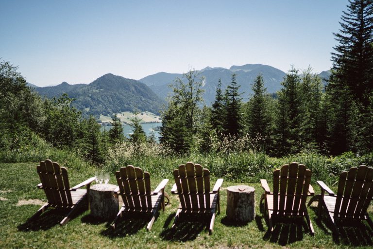 Liegestühle mit Aussicht zum Schliersee vor Bergpanorama