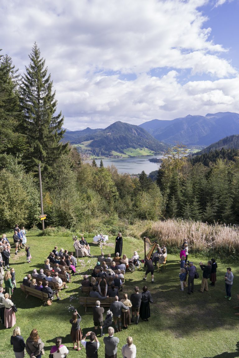 Hochzeitsgesellschaft auf der Almwiese mit Blick zum Schliersee