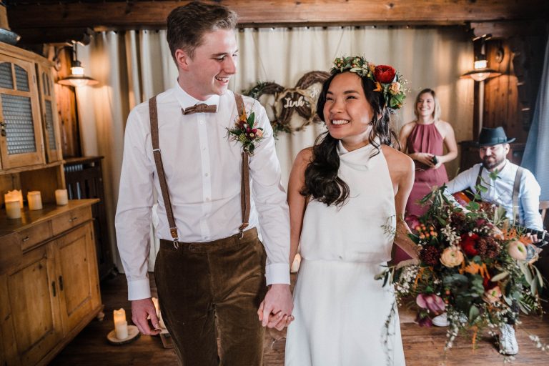 Das strahlend glückliche Brautpaar nach der Trauzeremonie im Almbad Sillberghaus