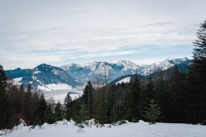 Der winterliche Ausblick zum Schliersee vor Bergpanorama