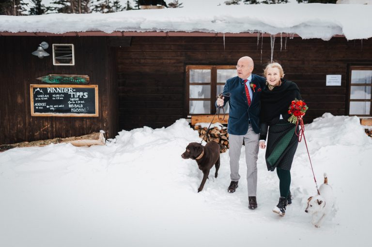 Glückliches Brautpaar nach der standesamtlichen Trauung - romantisch im Schnee