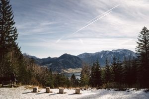 Die Almwiese mit Panoramablick im Winter