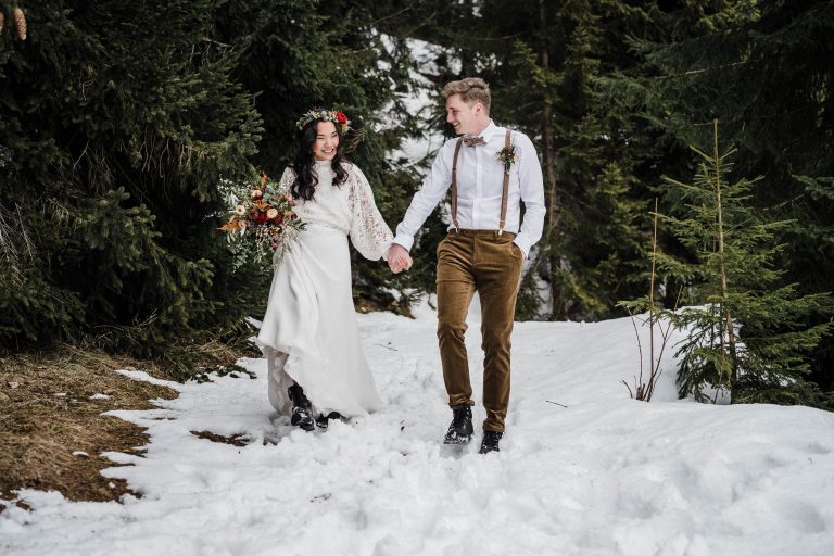 Brautpaar im Schnee am Almbad Sillberghaus nach der freien Trauung