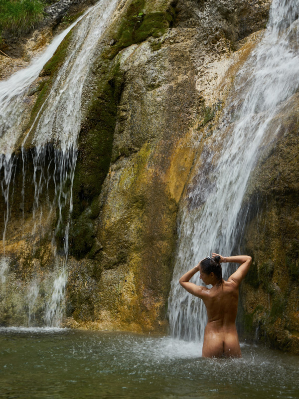 abkuehlung-in-der-gumpe-des-dorfbad-tannermuehl-foto-almbadde-600x800