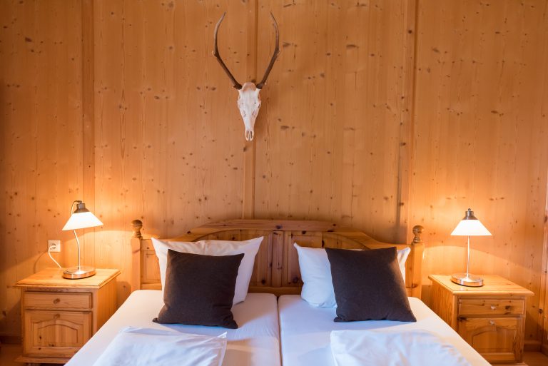 almsuite-mit-holzvertaefelten-waenden-foto-denise-stock-fotografie-768x513