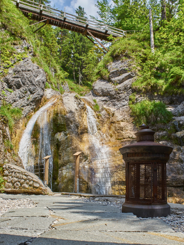 ausblick-vom-dorfbad-tannermuehl-zum-wasserfall-und-hohen-bruecke-foto-almbadde-600x800