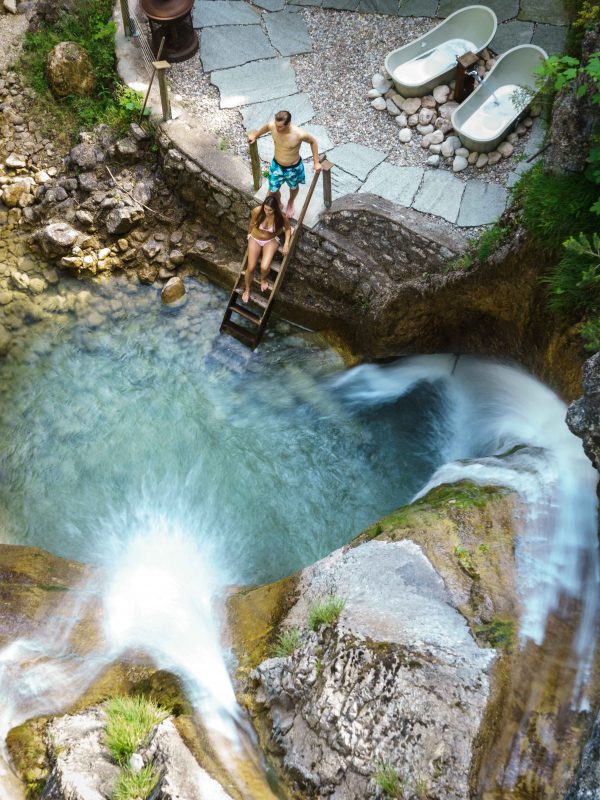 badetag-im-dorfbad-im-gumpen-tauchbecken-am-wasserfall-wellbeing-bayrischzell-foto-dietmar-denger-600x800