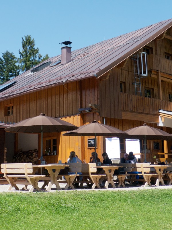 bayrisch-weltoffene-gemuetlichkeit-auf-der-sonnenterrasse-foto-almbadde-600x800