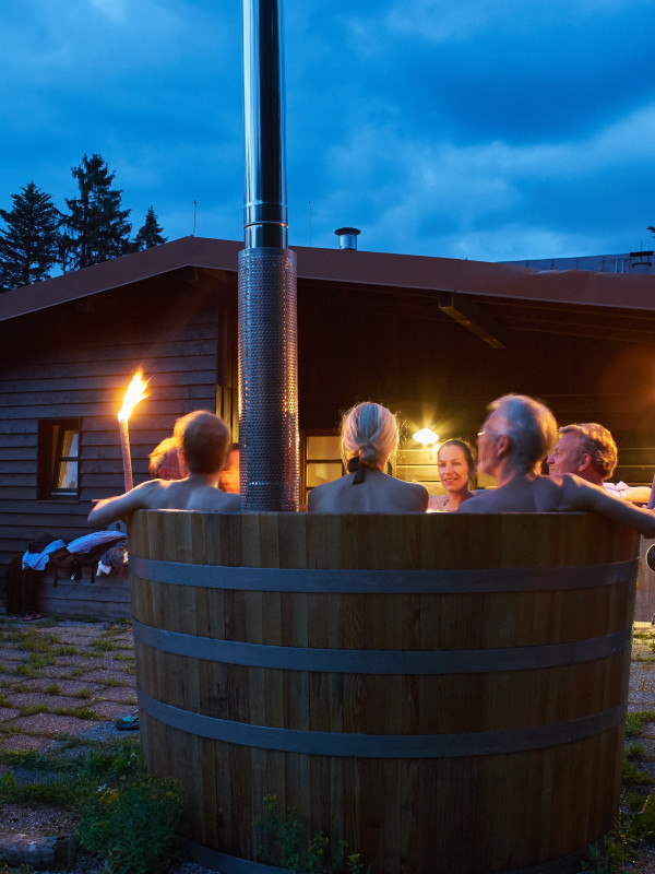 bayrische-gemuetlichkeit-im-hot-tub-des-almbad-huberspitz-foto-almbadde-600x800