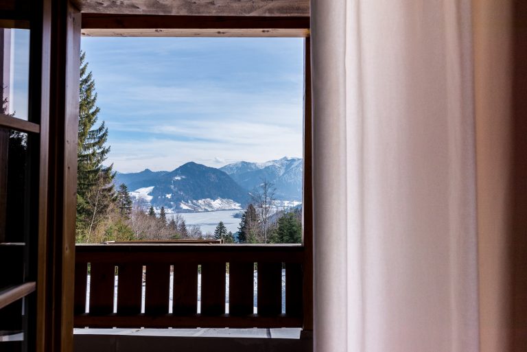 blick-vom-obergeschoss-des-almbad-huberspitz-foto-denise-stock-fotografie-768x513