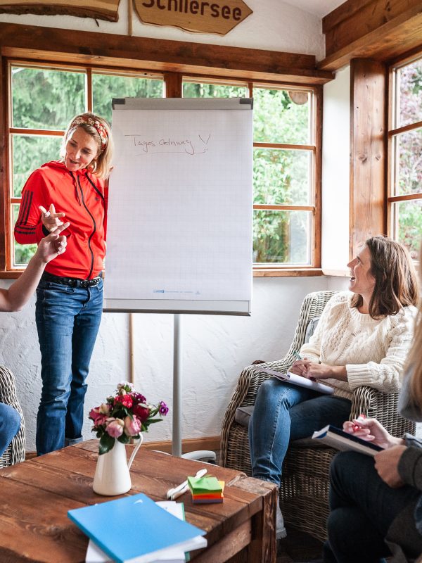 brainstorming-im-wintergarten-des-almbad-huberspitz-foto-denise-stock-fotografie-600x800