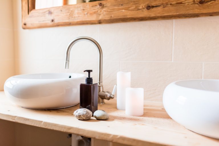das-badezimmer-im-untergeschoss-des-almbad-huberspitz-foto-denise-stock-fotografie-768x513