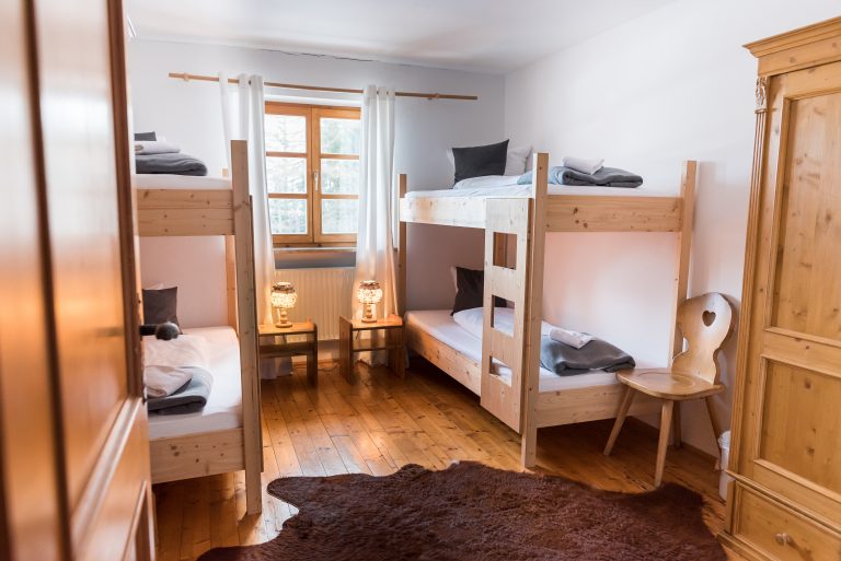 das-einzige-stockbettzimmer-im-almbad-huberspitz-foto-denise-stock-fotografie-768x513