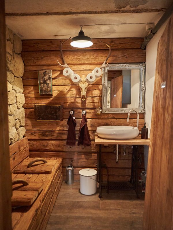 das-style-wc-des-dorfbad-tannermuehl-im-stile-eines-alten-bauernbades-foto-daniel-roos-fotografie-600x800