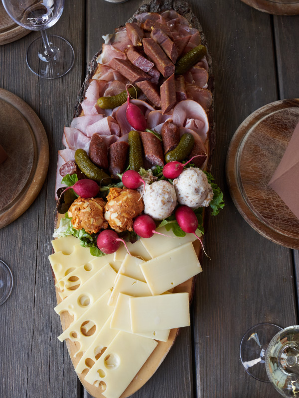 deftige-brotzeit-platte-mit-bio-spezialitaeten-liebevoll-angerichtet-foto-almbadde-600x800 (1)