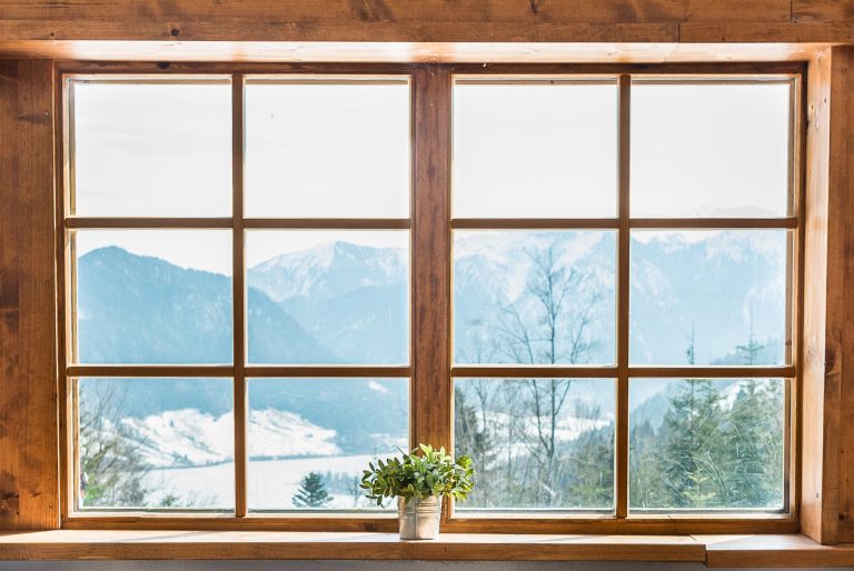der-blick-aus-dem-wintergarten-auf-den-schliersee-und-das-dahinterliegende-alpenpanorama-foto-denise-stock-fotografie-768x514
