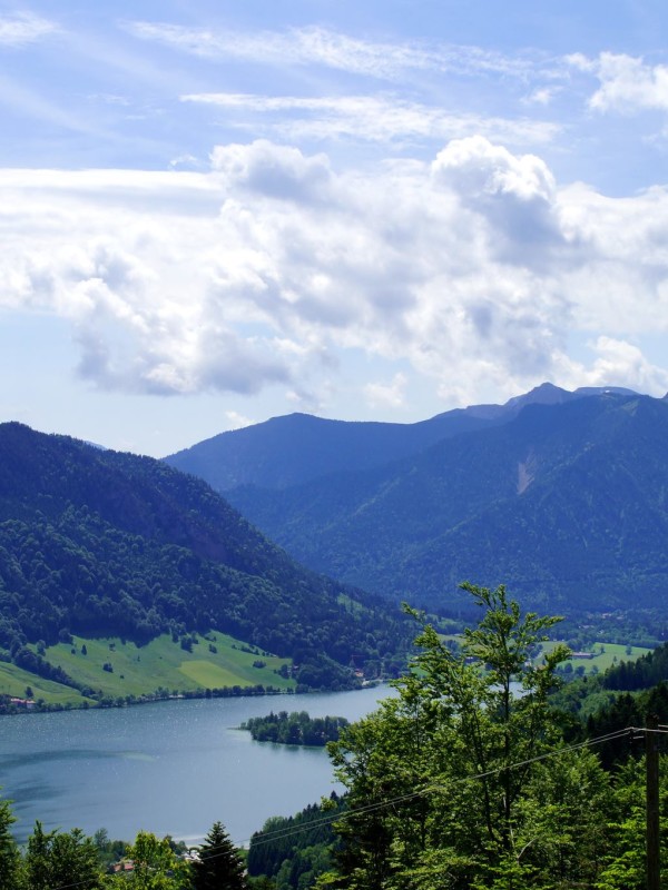 der-zauberhafte-blick-auf-den-schliersee-vom-almbad-huberspitz-foto-almbadde-600x800
