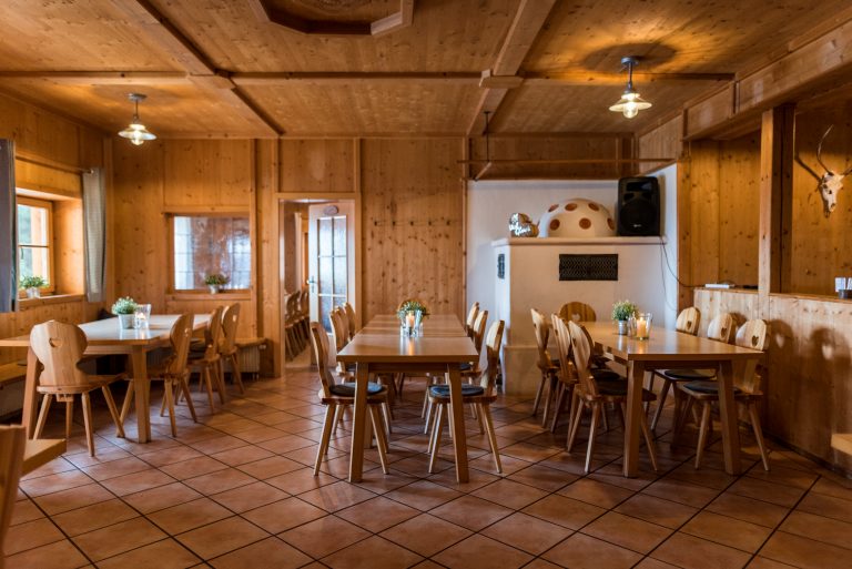 die-kaminstube-mit-optionaler-tanzflaeche-im-almbad-huberspitz-foto-denise-stock-fotografie-768x513