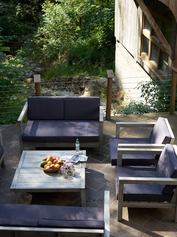 die-terrasse-des-dorfbad-tannermuehl-mit-blick-auf-den-wildbach-foto-almbadde-600x800