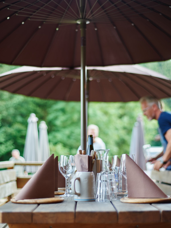 gedeckter-tisch-auf-der-terrasse-des-almbad-huberspitz-foto-almbadde-600x800