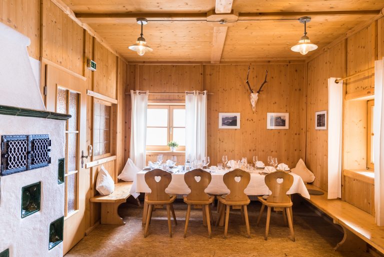 gedeckter-tisch-in-der-grossen-stube-foto-denise-stock-fotografie-768x513