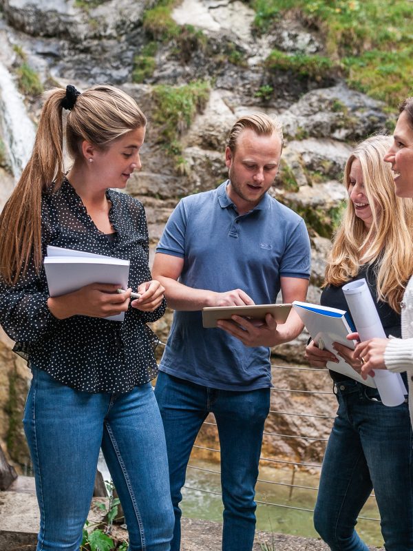 gruppenarbeit-am-wasserfall-des-dorfbad-tannermuehl-foto-denise-stock-fotografie-600x800