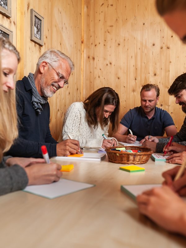 gruppenarbeit-in-der-kleinen-stube-des-almbad-huberspitz-foto-denise-stock-fotografie-600x800