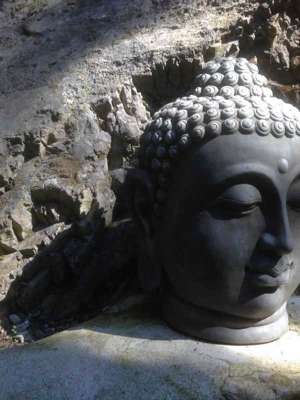 immer-schoen-entspannt-bleiben-buddha-dekoration-im-dorfbad-tannermuehl-foto-almbadde-600x800