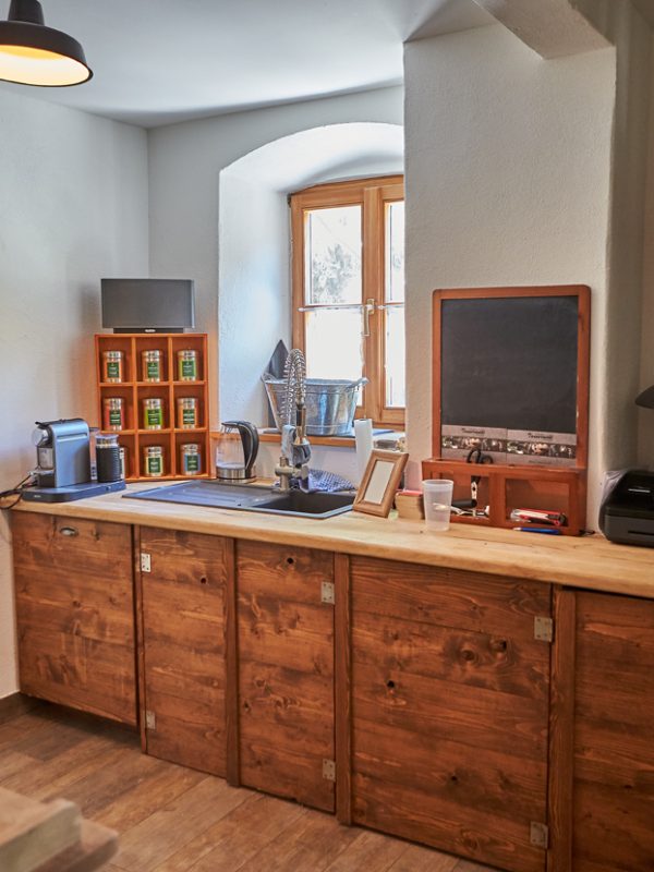 kueche-kaffeebar-im-dorfbad-tannermuehl-foto-daniel-roos-fotografie-600x800