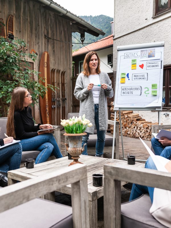 praesentation-auf-der-terrasse-des-dorfbad-tannermuehl-foto-denise-stock-fotografie-600x800
