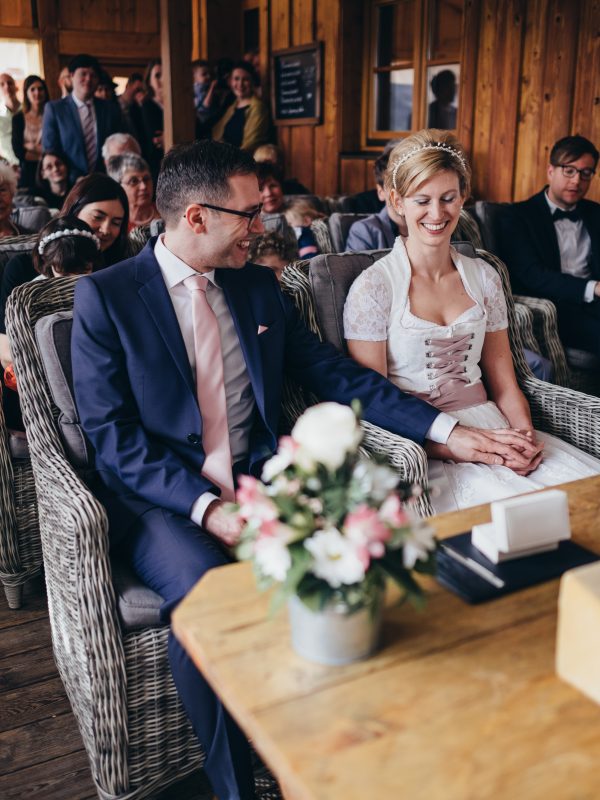 standesamtliche-trauung-mit-vielen-gaesten-im-trausaal-wintergarten-des-almbad-huberspitz-foto-skop-fotografie-600x800