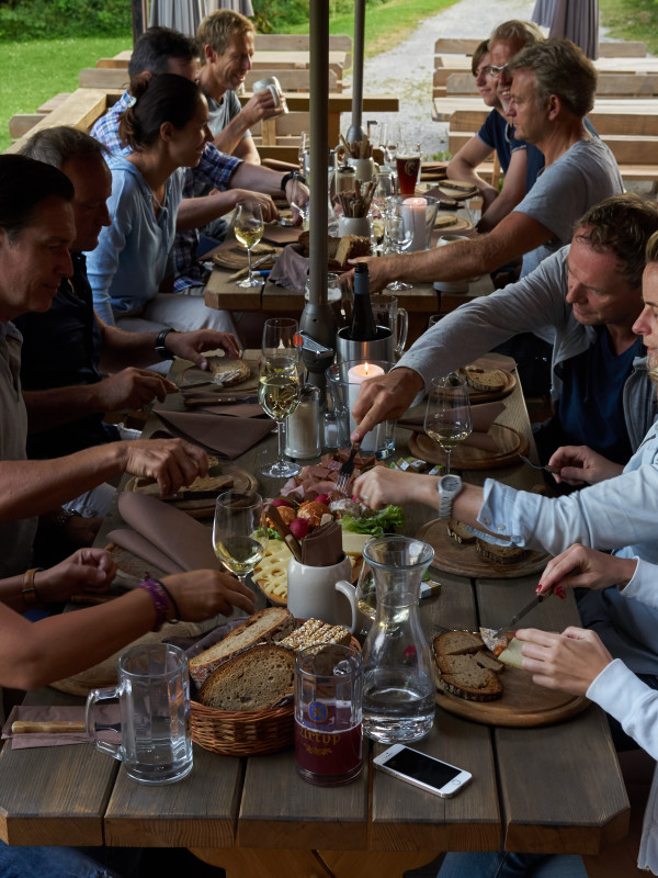 workshop-mittagspause-auf-der-laerchenholzterrasse-des-almbad-huberspitz-almbadde-600x800